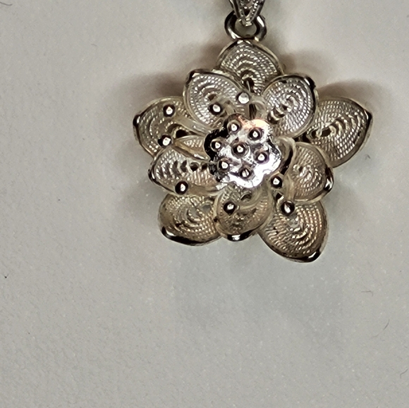 Sterling silver floral pendant necklace - Picture 7 of 8